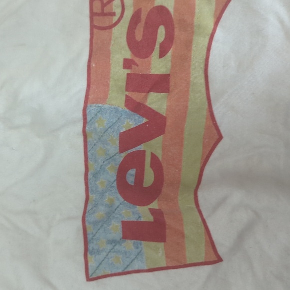 2 for $10 Boys Levi's T-shirt Off-white Used condition - Picture 3 of 4